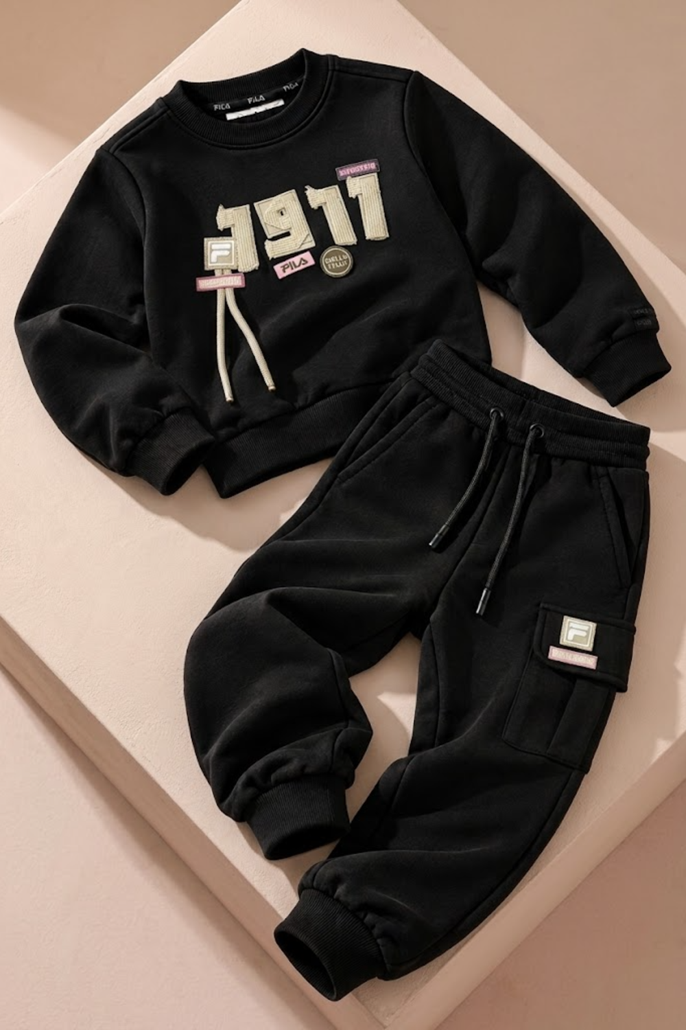 סט פוטר ניקי FILA לבנות בצבע שחור על פודיום, תמונת סטודיו - דגם 122019413