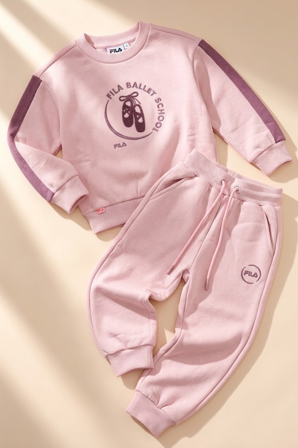 סט פוטר FILA לבנות בצבע ורוד עם הדפס נעלי בלט FILA BALLET SCHOOL - סווטשירט ומכנס, תמונה חזיתית - דגם 122019419