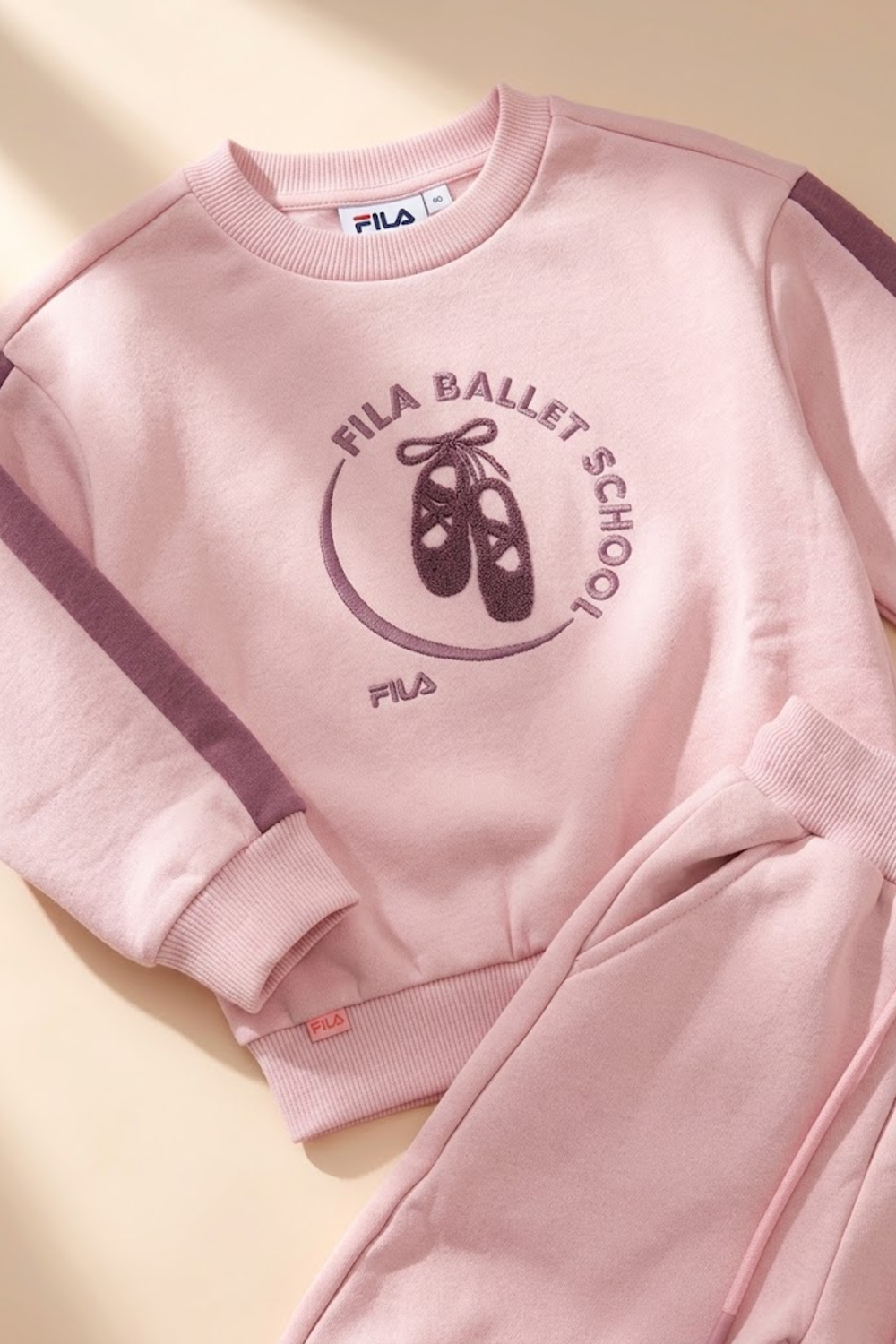 תקריב להדפס נעלי בלט FILA BALLET SCHOOL על סווטשירט ורוד של סט פוטר FILA לבנות - דגם 122019419