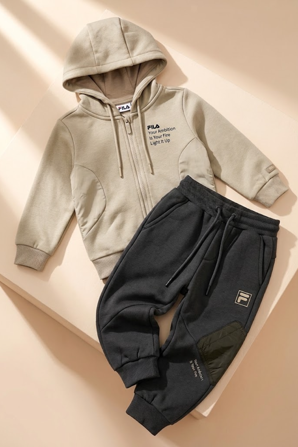 סט פוטר קפוצ'ון FILA לבנים בצבע אבן על פודיום, תמונת סטודיו - דגם 122019484